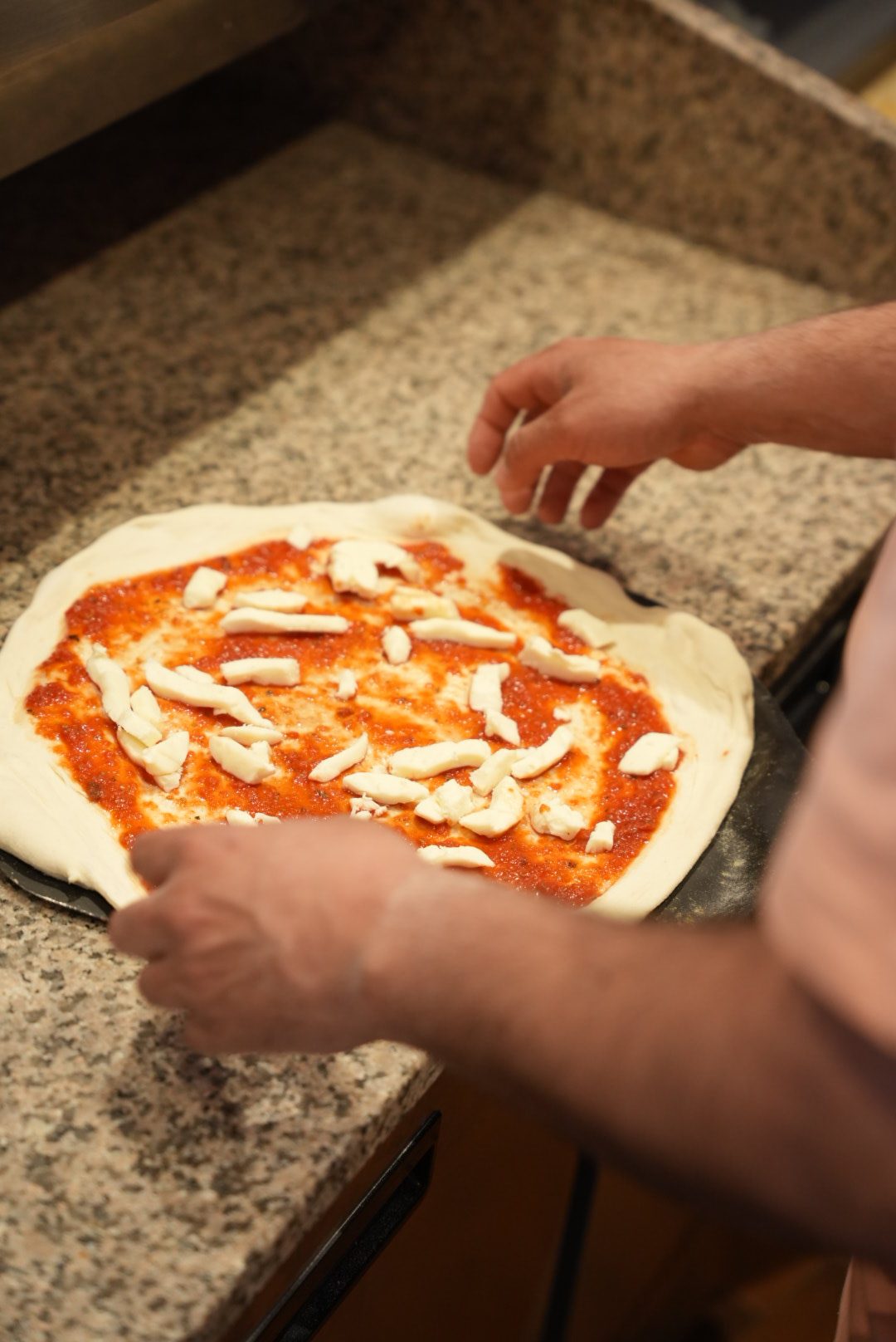 Préparation pizza à la main
