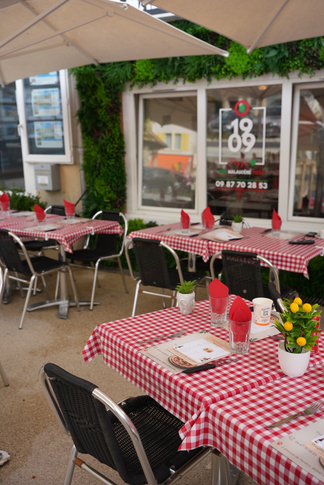 Tables vichy en terrasse